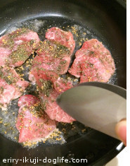 レイエのゆびさきトングでお肉を調理