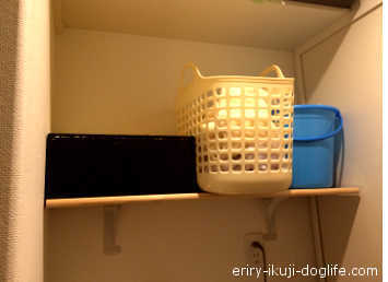 洗面所の小物の収納スペースにプラスターブラケットで棚を設置